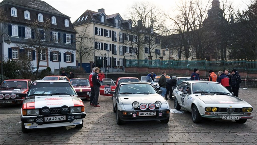 De danske deltagere er samlet før tidskontrollen i Bad Homburg syd for Frankfurt